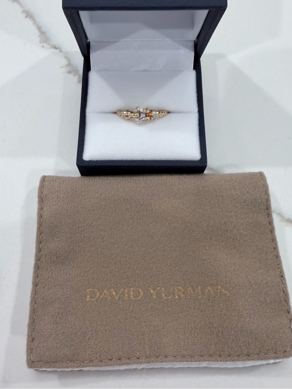 David Yurman PETITE BUCKLE RING
18K Yellow Gold with Diamonds, 2mm, size 6 - Picture 12 of 12